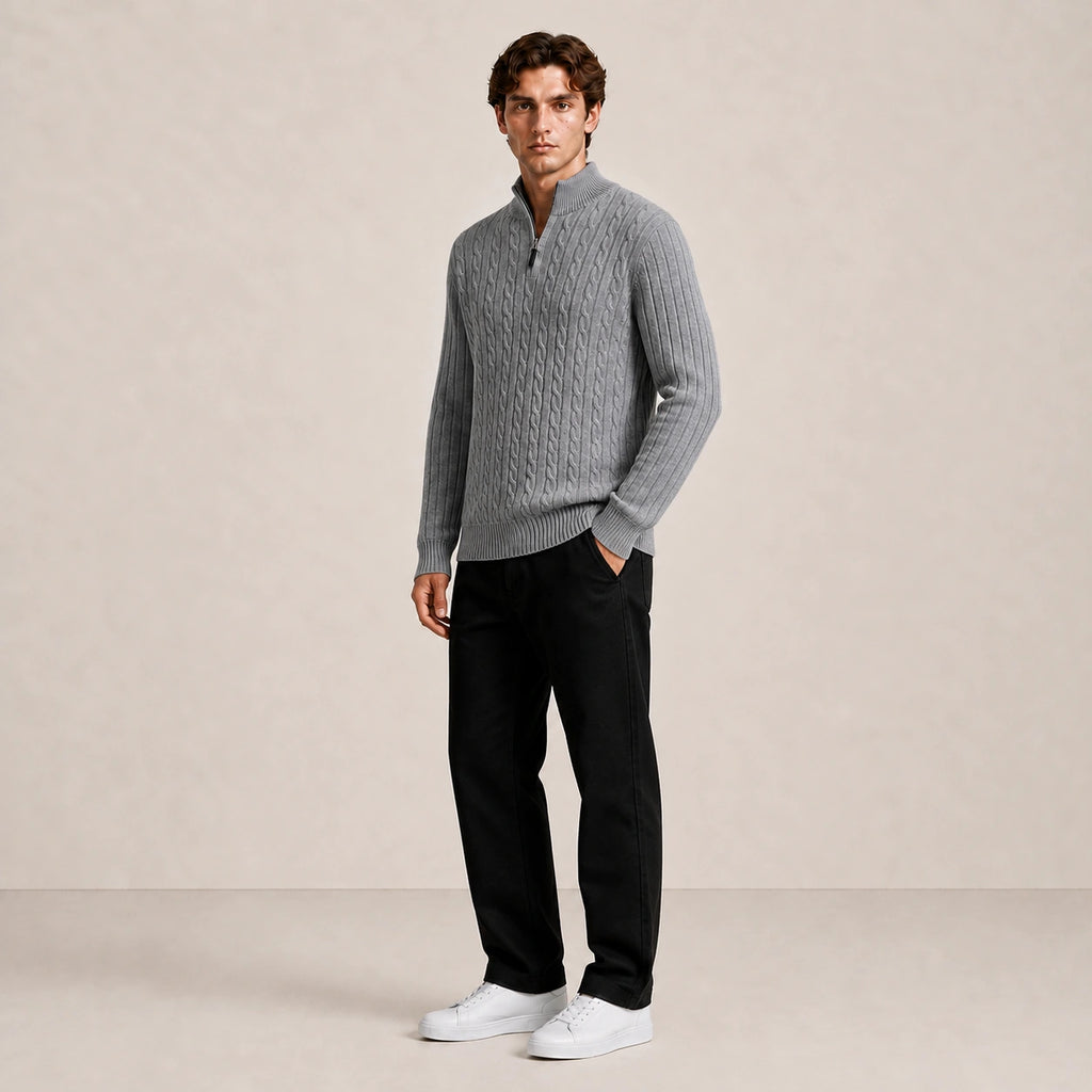 Pull homme gris, porté de trois-quarts en pied dans le studio IVAREE.