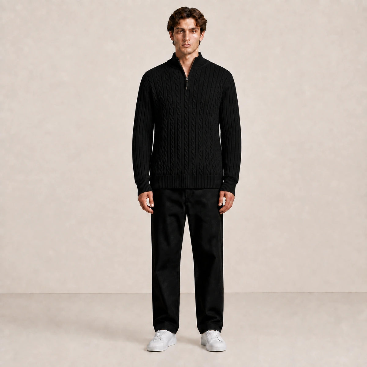 Pull homme à torsades et col zippé noir, porté de face en studio IVAREE.