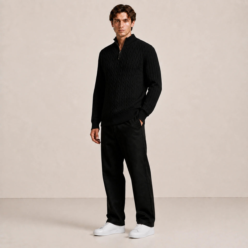 Pull homme noir, porté de trois-quarts en pied dans le studio IVAREE.