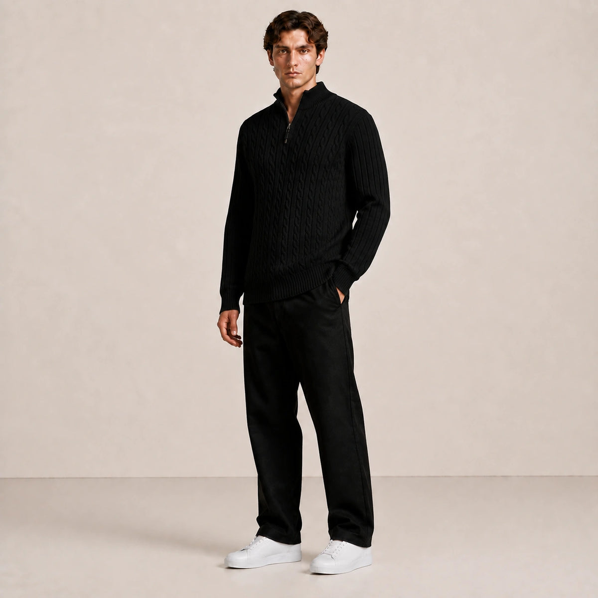 Pull homme noir, porté de trois-quarts en pied dans le studio IVAREE.