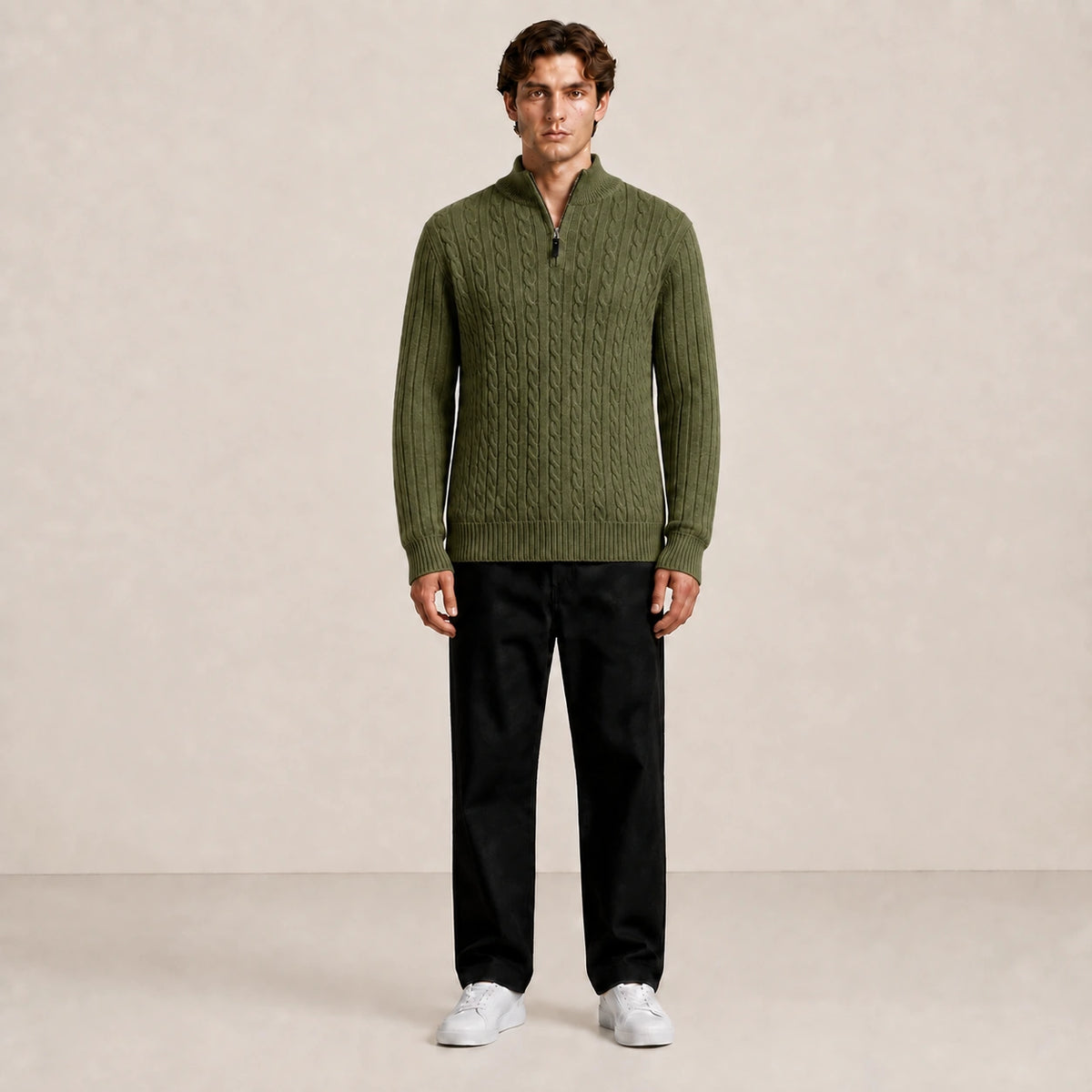 Pull homme à torsades et col zippé vert, porté de face en studio IVAREE.