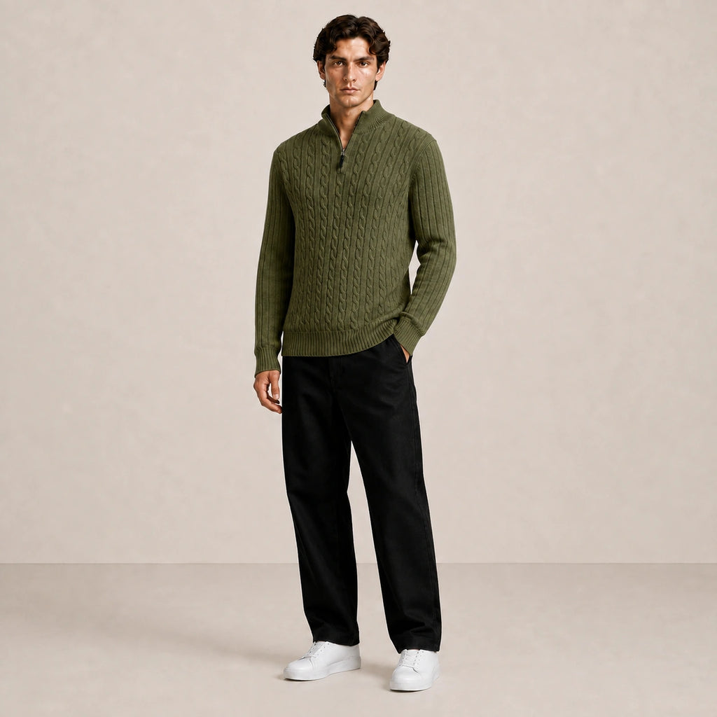 Pull homme vert, porté de trois-quarts en pied dans le studio IVAREE.