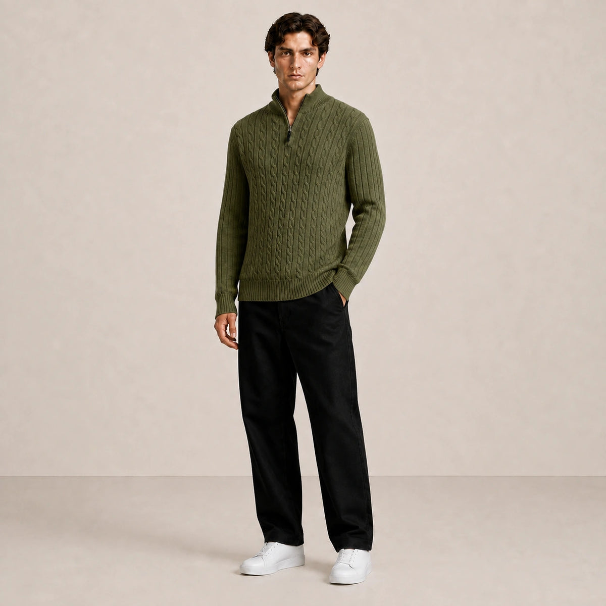 Pull homme vert, porté de trois-quarts en pied dans le studio IVAREE.