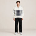 Pull rayé blanc et noir à col zippé porté de face dans le studio IVAREE.