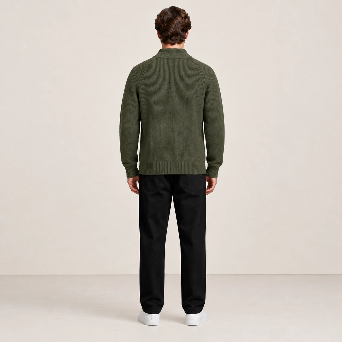 Pull zippé vert foncé à col montant porté de dos dans le studio IVAREE.