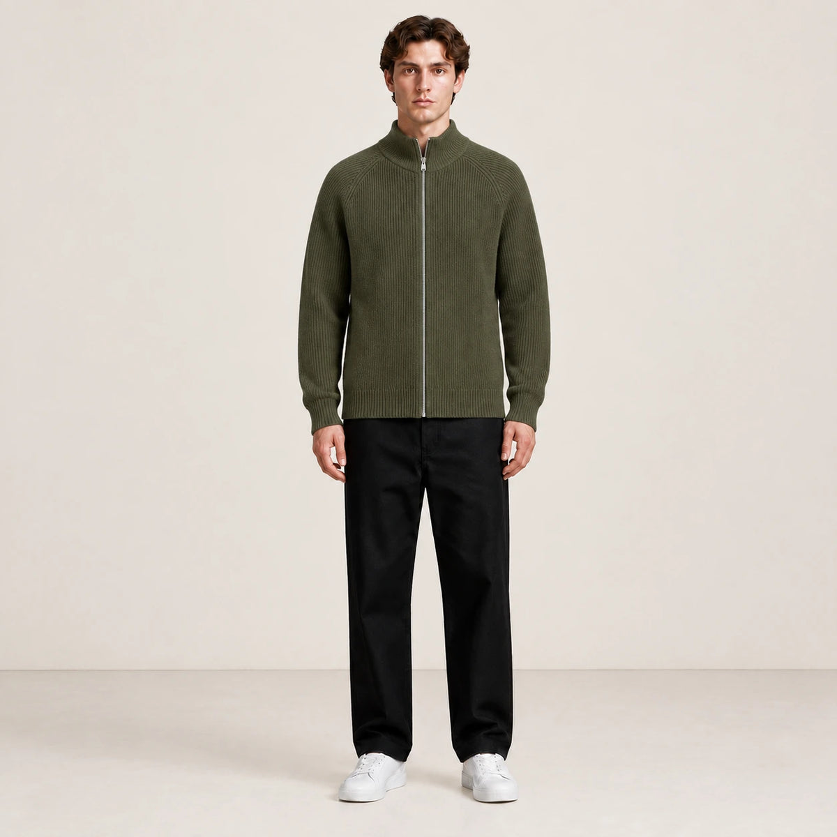 Pull zippé vert foncé à col montant porté de face dans le studio IVAREE.