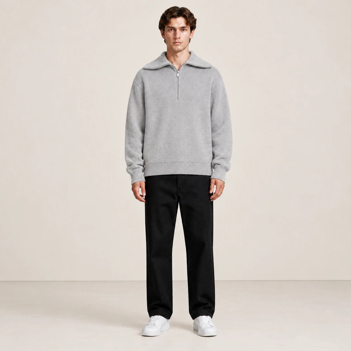 Pull gris à col zippé porté de face dans le studio IVAREE.