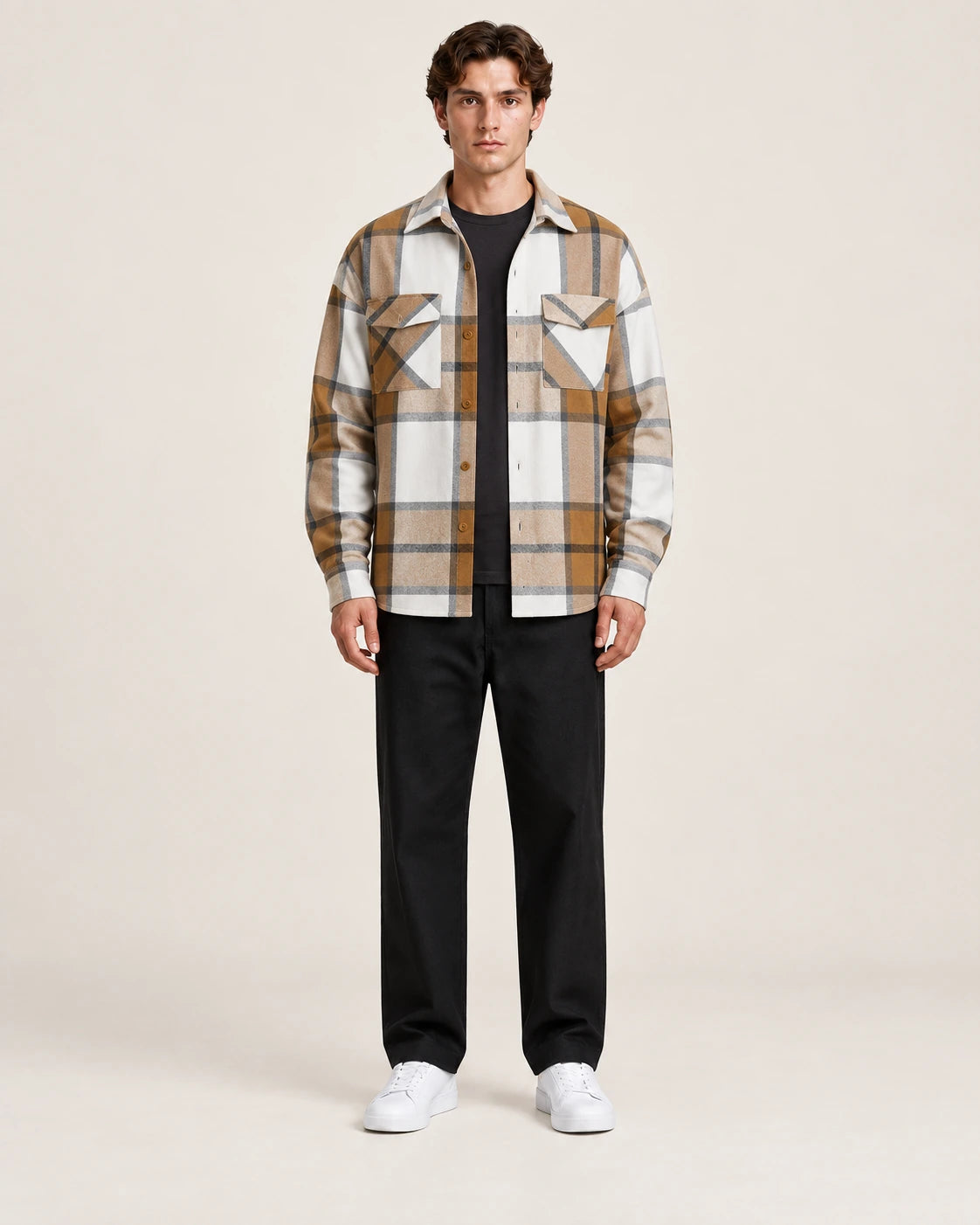 Surchemise kaki, beige et blanche à grands carreaux avec deux poches poitrine, portée de face dans le studio IVAREE.