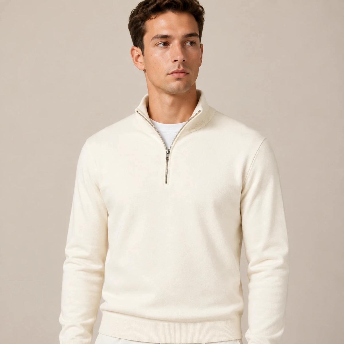 Détail du col montant et du demi-zip argenté du sweat blanc cassé.