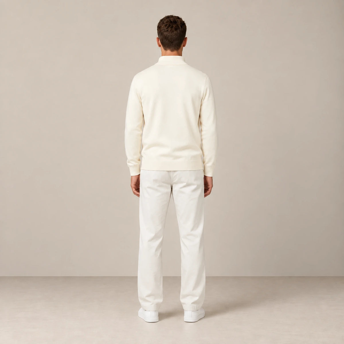 Dos uni du sweat blanc cassé à demi-zip porté dans le studio IVAREE.