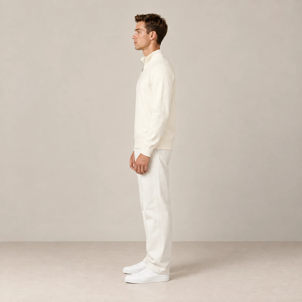 Sweat blanc cassé à demi-zip vu de profil dans le studio IVAREE.