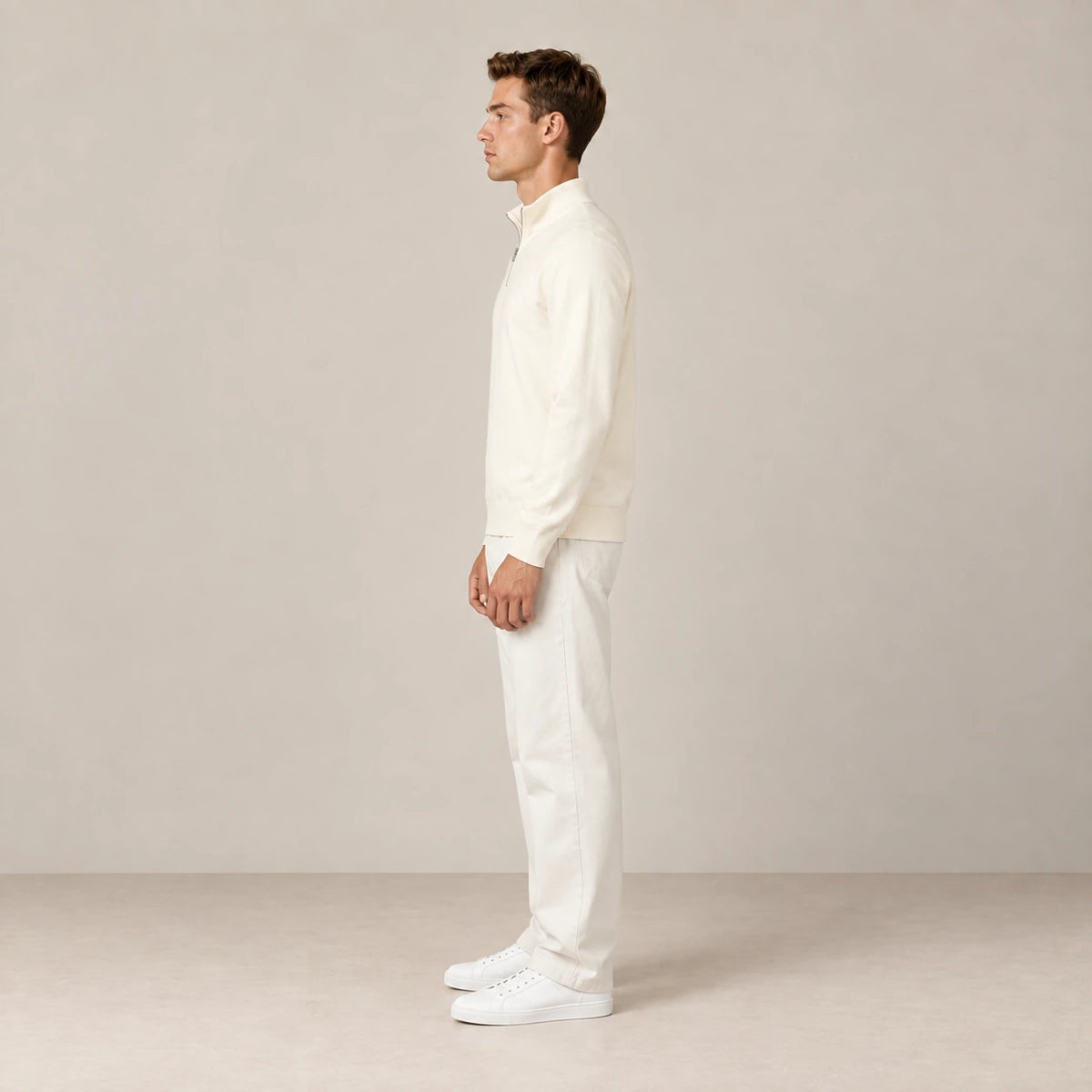 Sweat blanc cassé à demi-zip vu de profil dans le studio IVAREE.