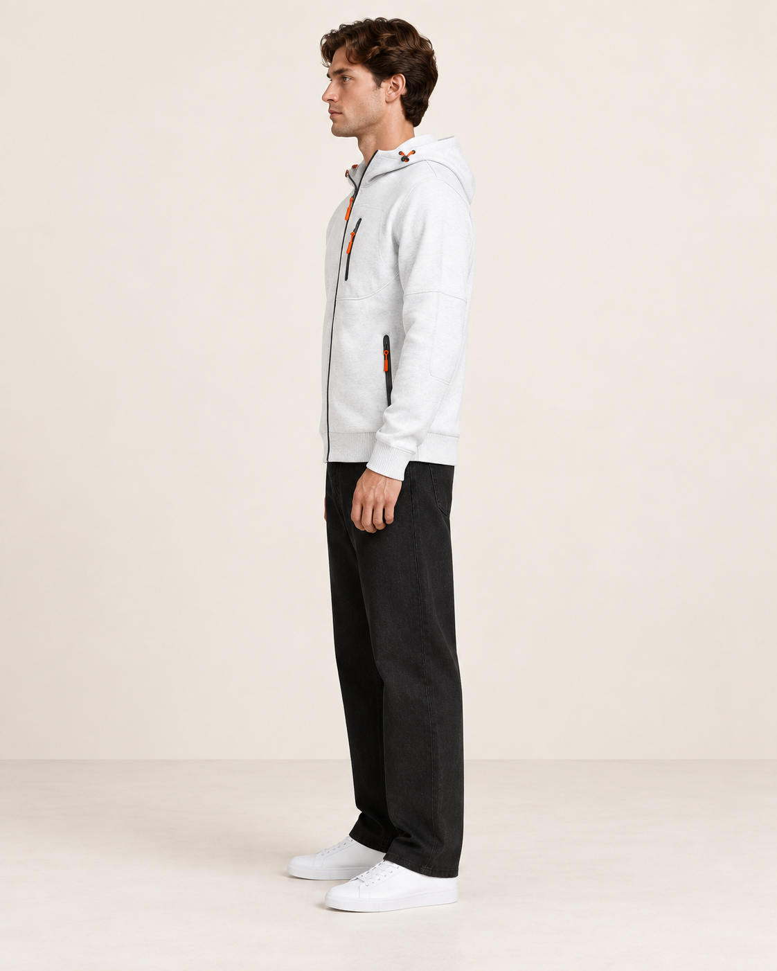 Sweat à capuche zippé Blanc, vue profil, dans le studio IVAREE.
