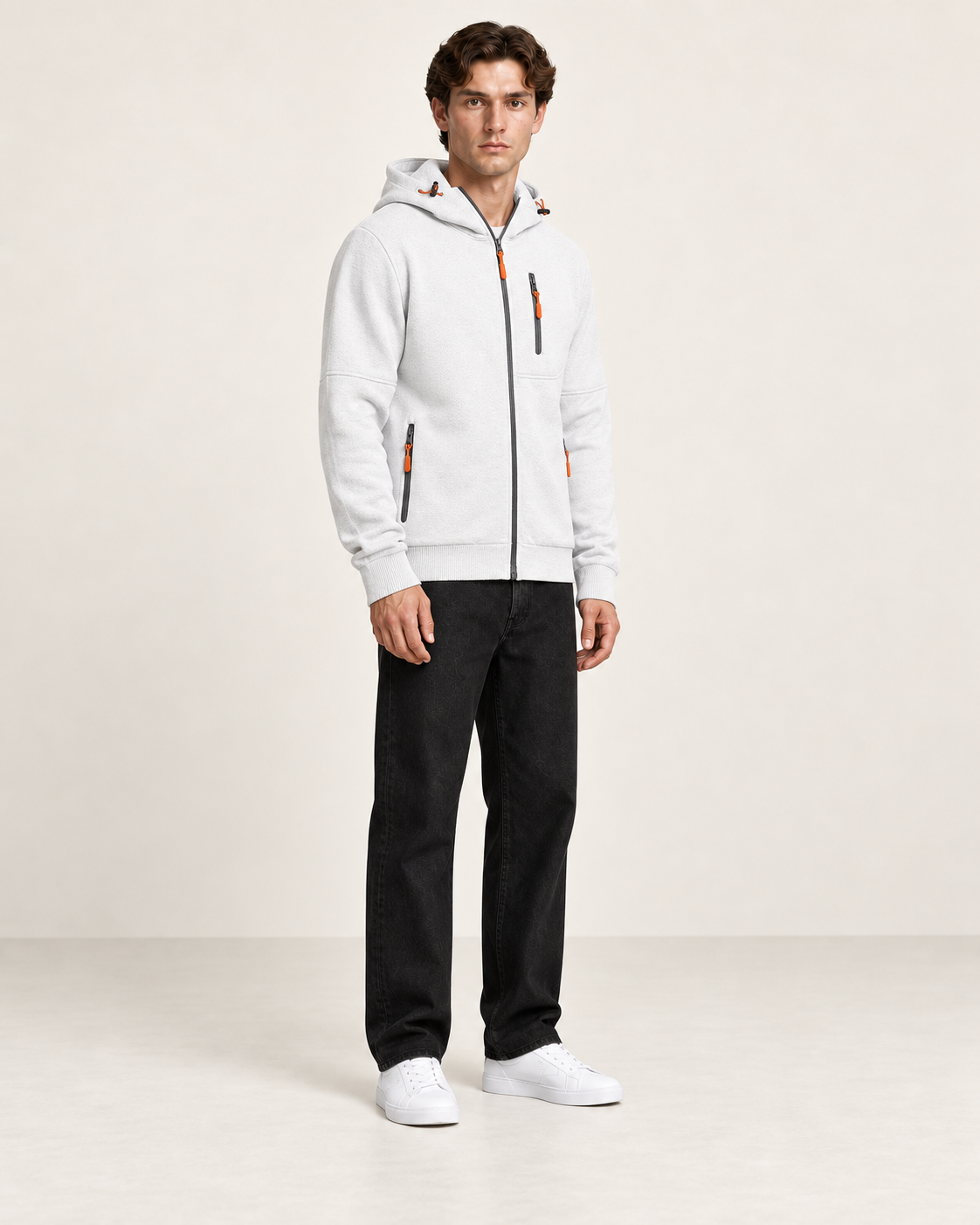 Sweat à capuche zippé Blanc, vue trois-quarts, dans le studio IVAREE.