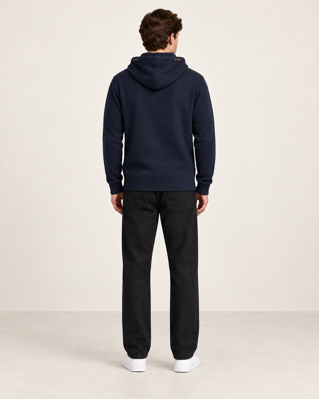 Sweat à capuche zippé Bleu marine, vue dos, dans le studio IVAREE.