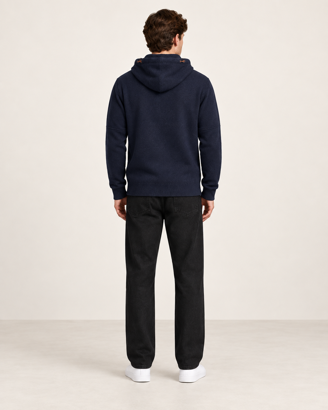 Sweat à capuche zippé Bleu marine, vue dos, dans le studio IVAREE.