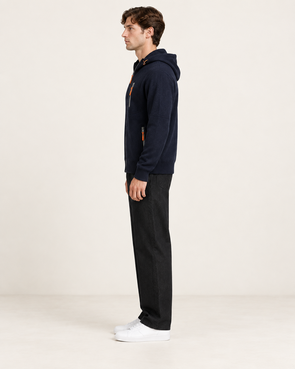 Sweat à capuche zippé Bleu marine, vue profil, dans le studio IVAREE.