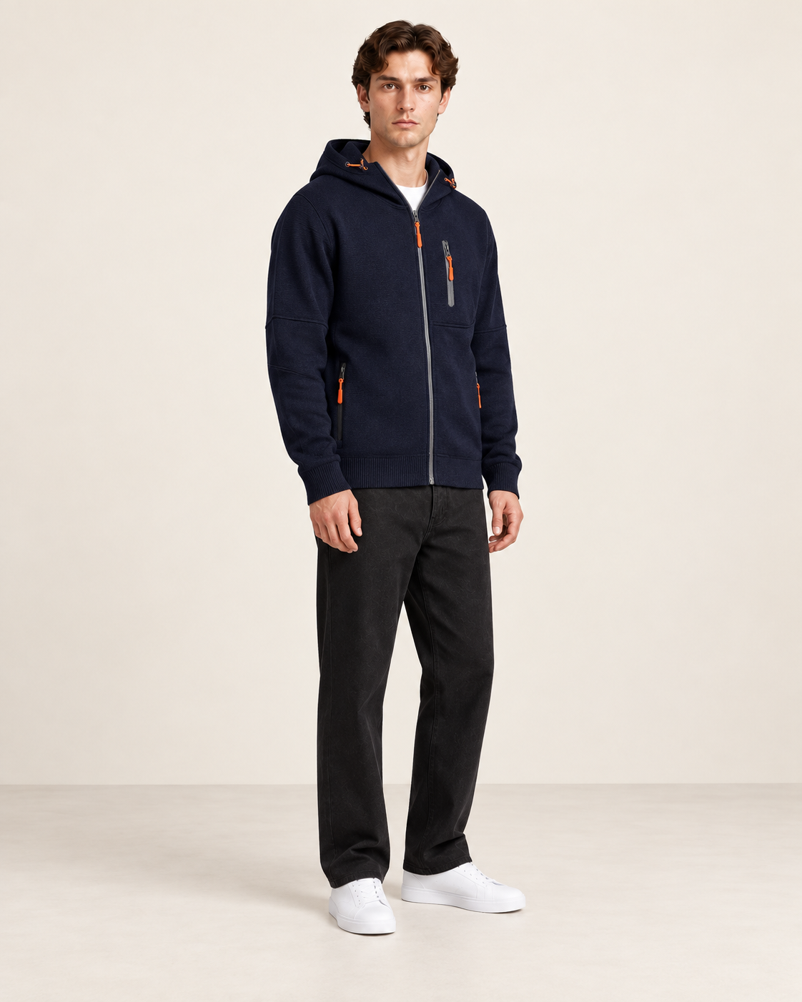 Sweat à capuche zippé Bleu marine, vue trois-quarts, dans le studio IVAREE.