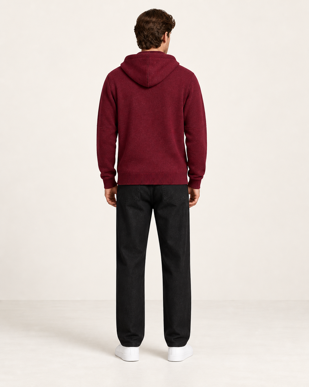 Sweat à capuche zippé Bordeaux, vue dos, dans le studio IVAREE.