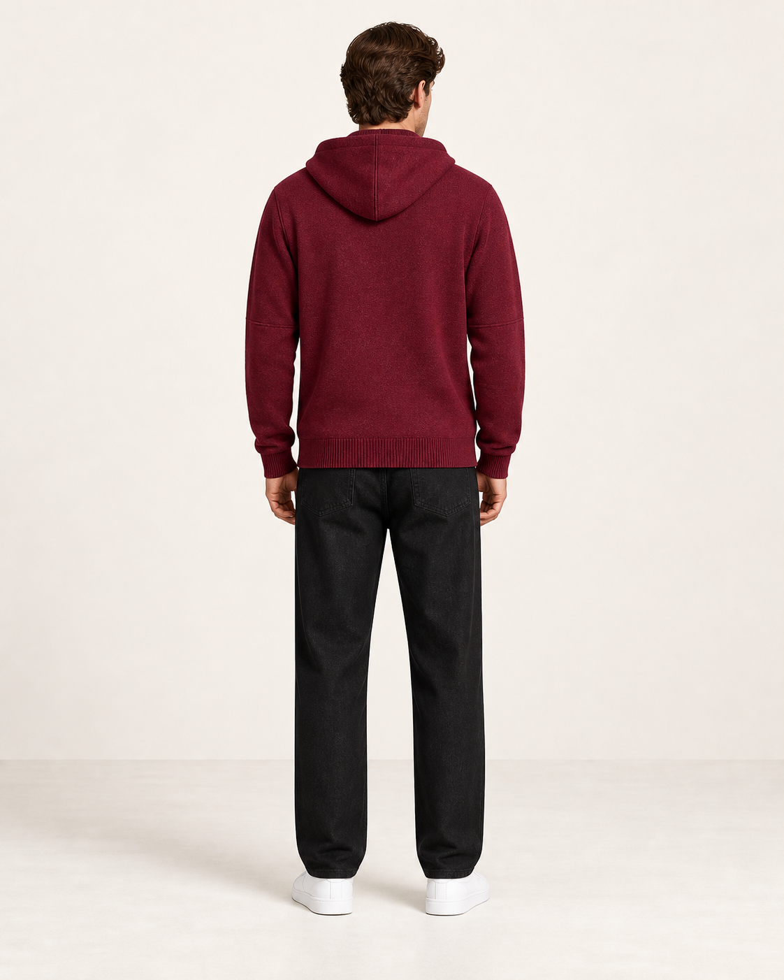 Sweat à capuche zippé Bordeaux, vue dos, dans le studio IVAREE.