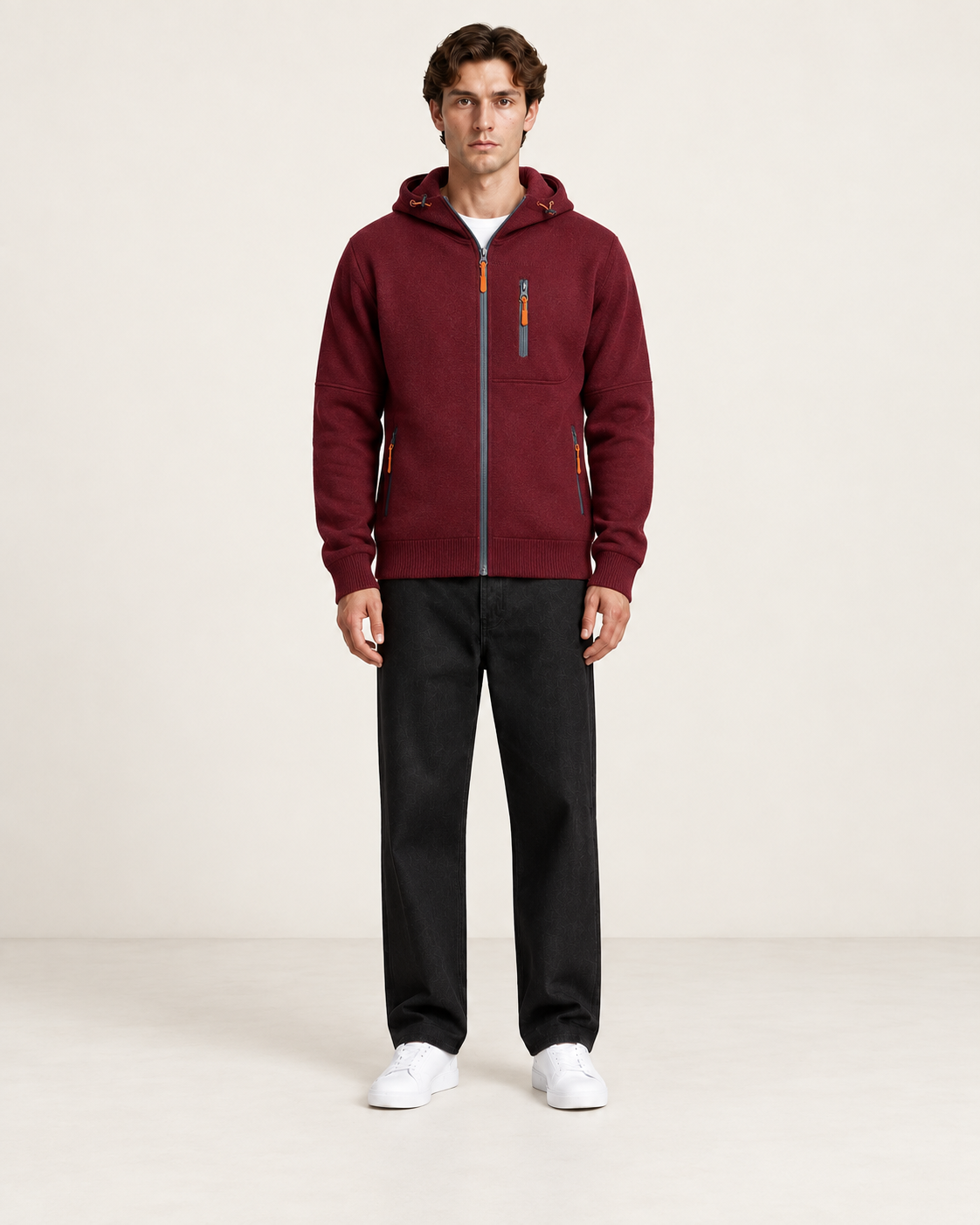 Sweat à capuche zippé Bordeaux, vue face, dans le studio IVAREE.