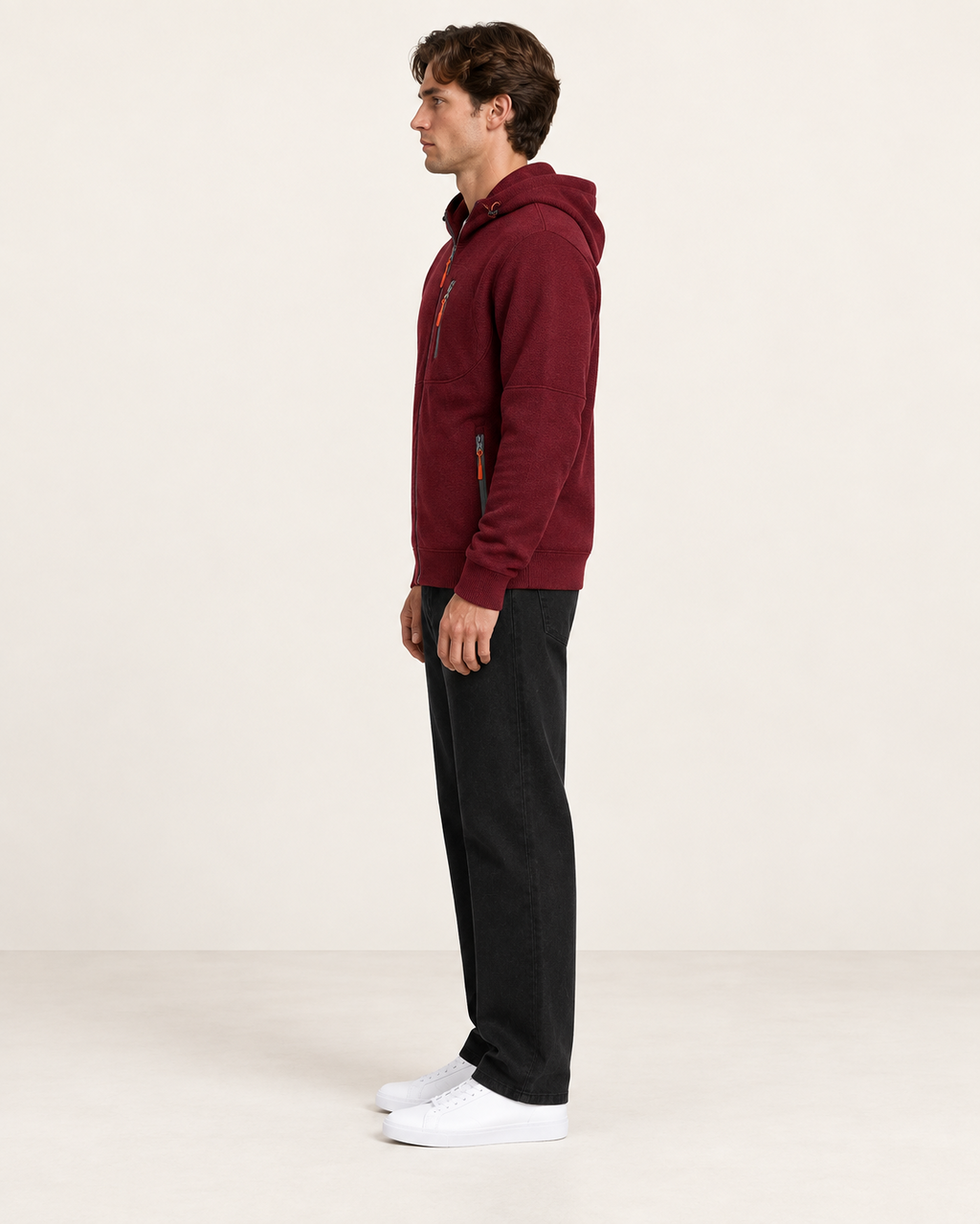 Sweat à capuche zippé Bordeaux, vue profil, dans le studio IVAREE.