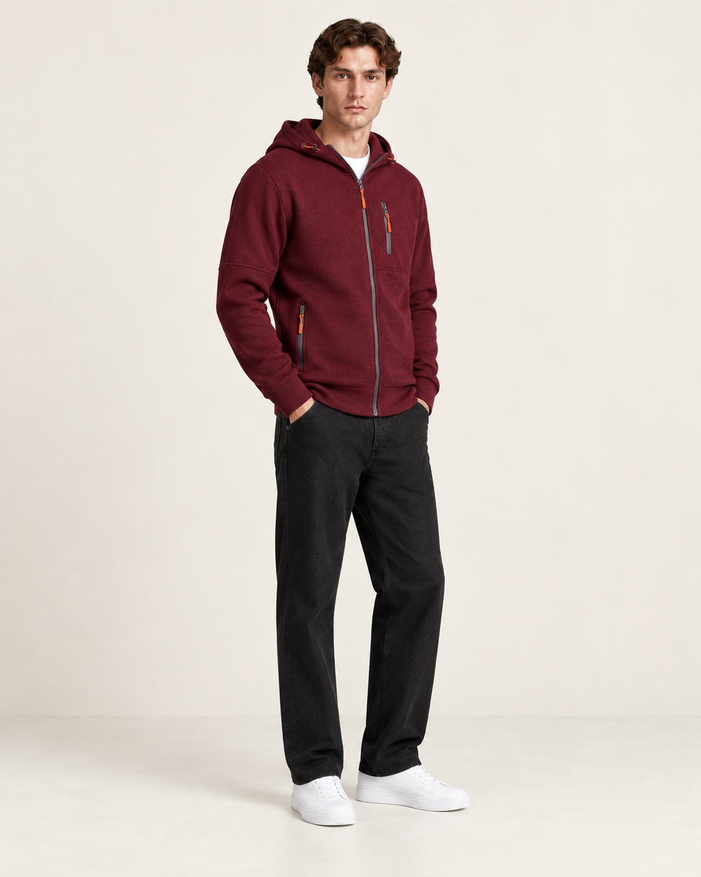 Sweat à capuche zippé Bordeaux, vue trois-quarts, dans le studio IVAREE.