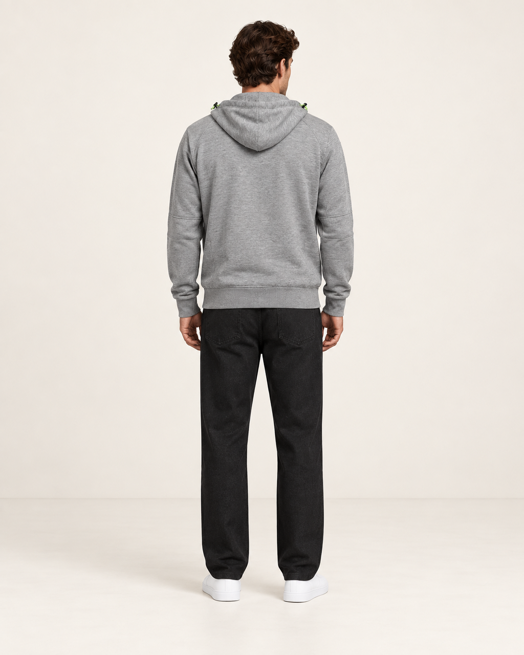 Sweat à capuche zippé Gris clair, vue dos, dans le studio IVAREE.