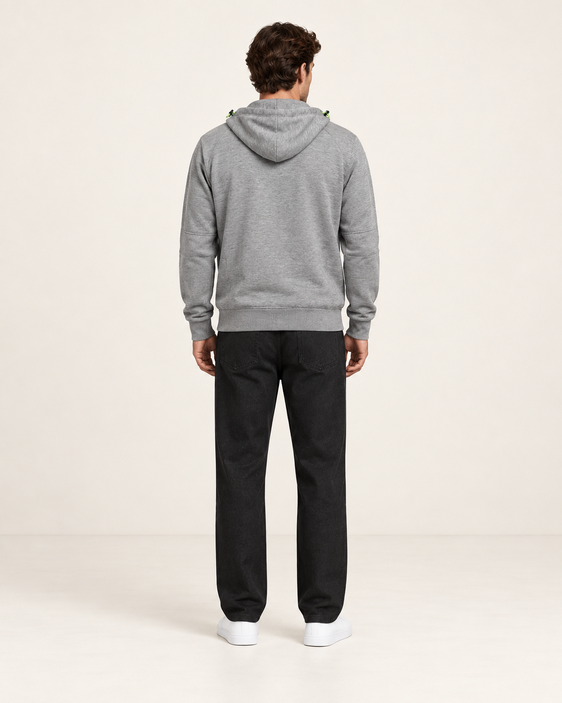 Sweat à capuche zippé Gris clair, vue dos, dans le studio IVAREE.