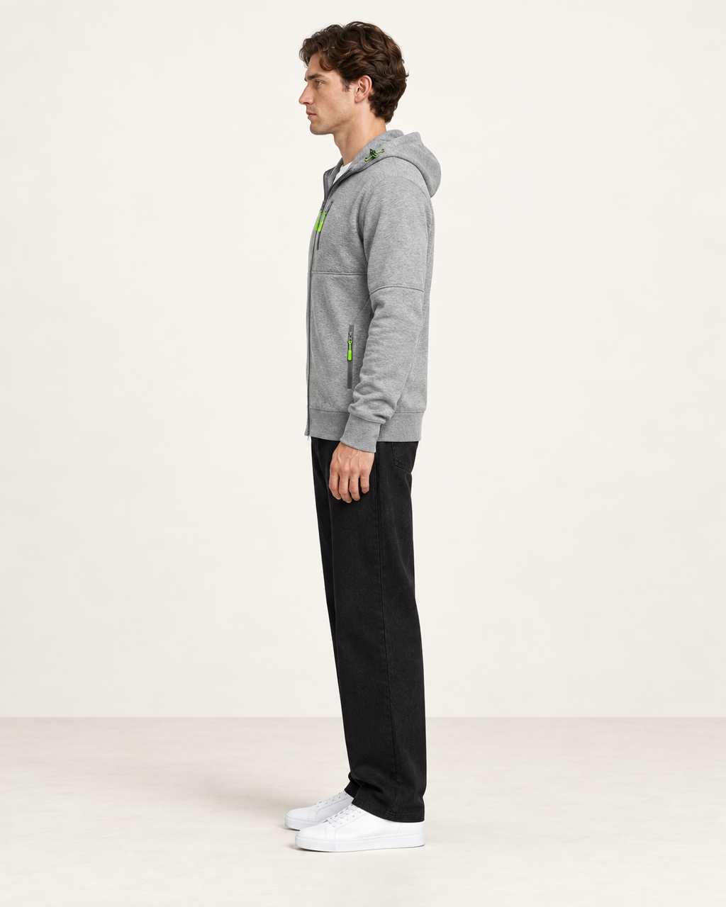 Sweat à capuche zippé Gris clair, vue profil, dans le studio IVAREE.
