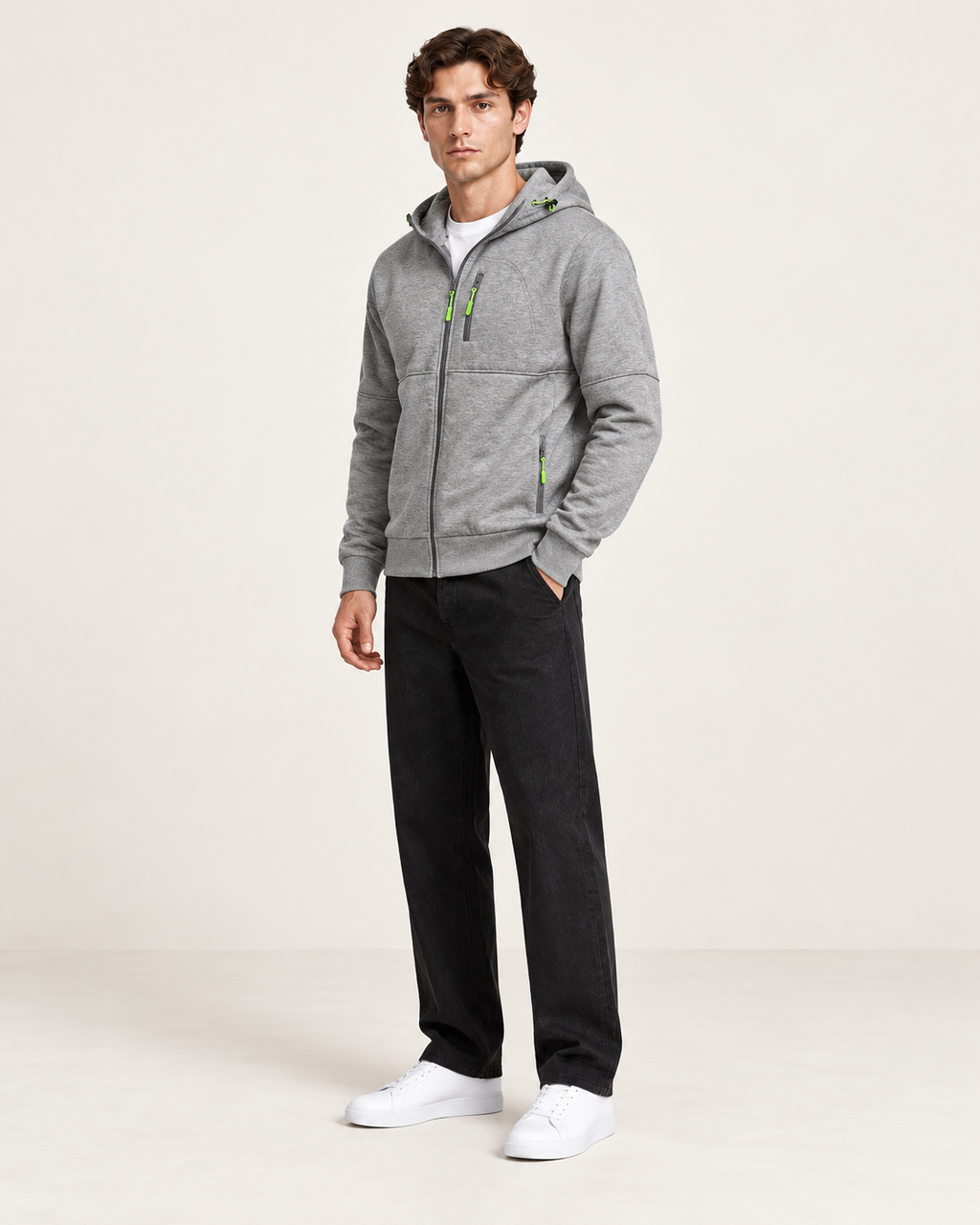 Sweat à capuche zippé Gris clair, vue trois-quarts, dans le studio IVAREE.