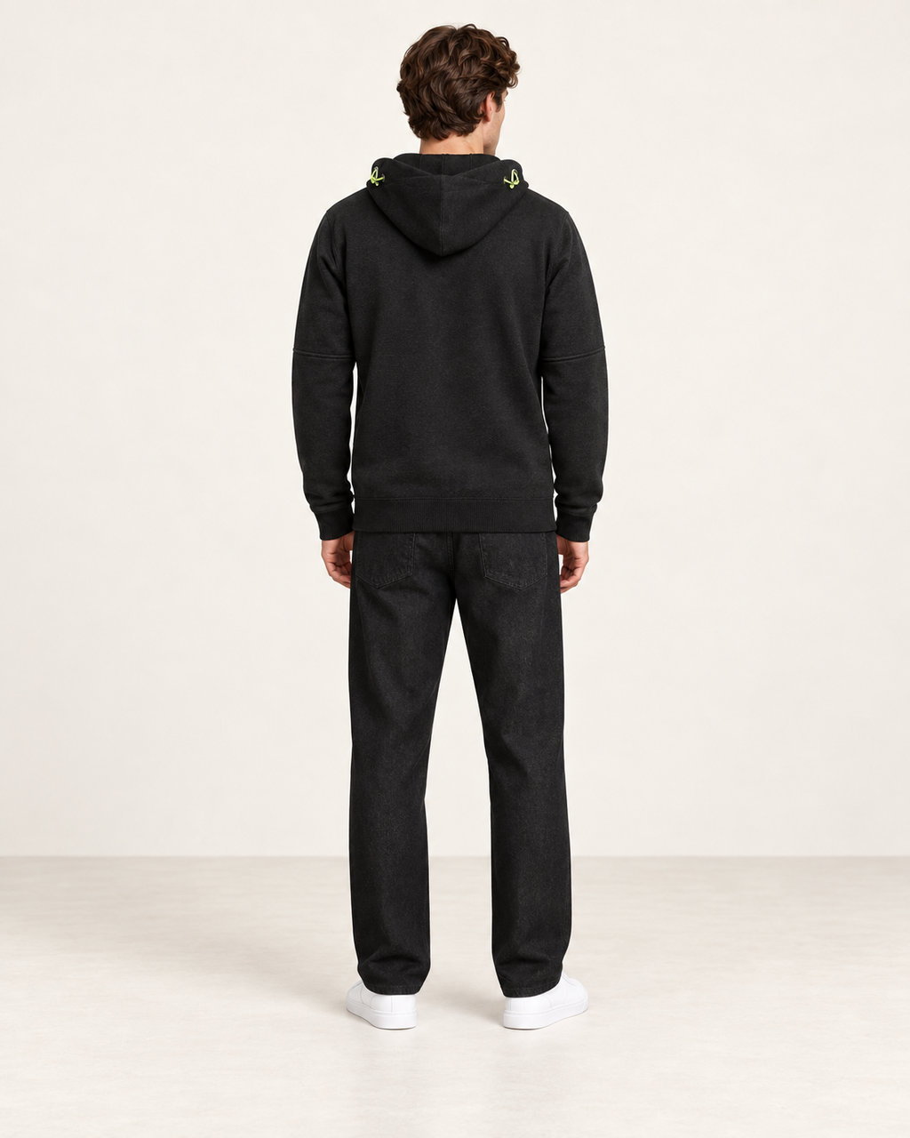 Sweat à capuche zippé Noir, vue dos, dans le studio IVAREE.