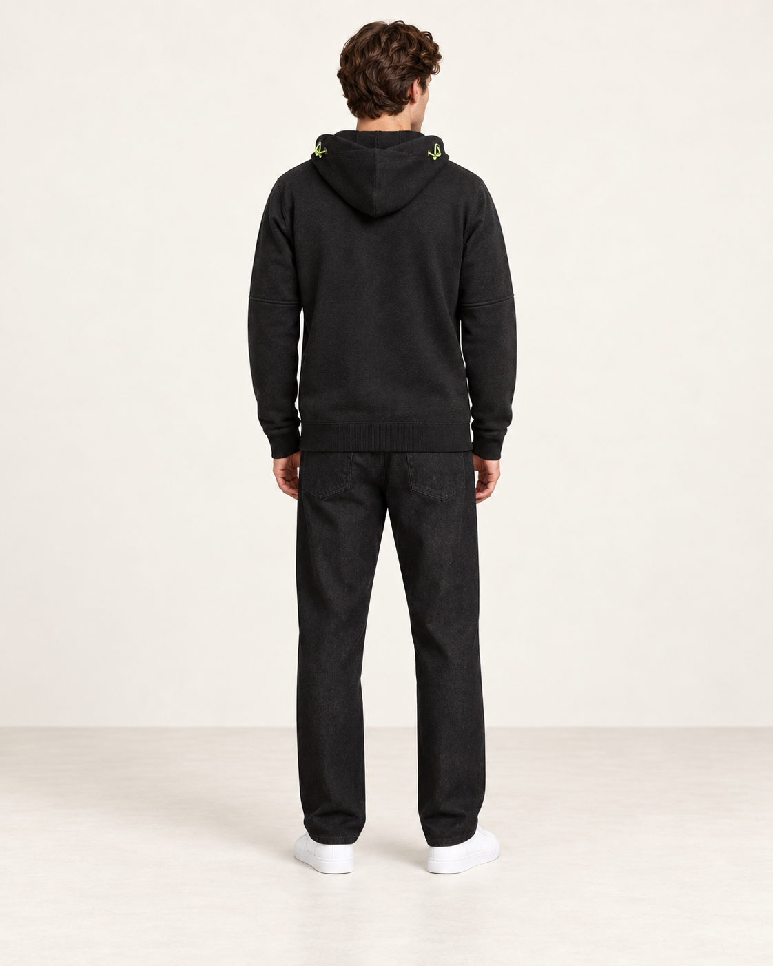 Sweat à capuche zippé Noir, vue dos, dans le studio IVAREE.