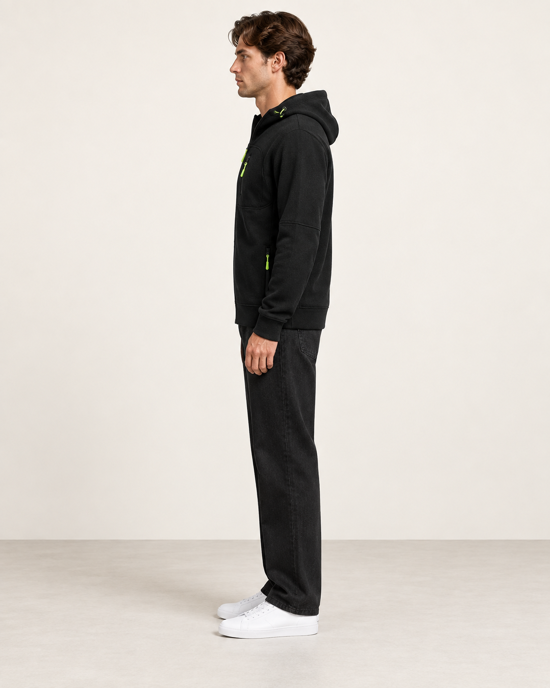 Sweat à capuche zippé Noir, vue profil, dans le studio IVAREE.