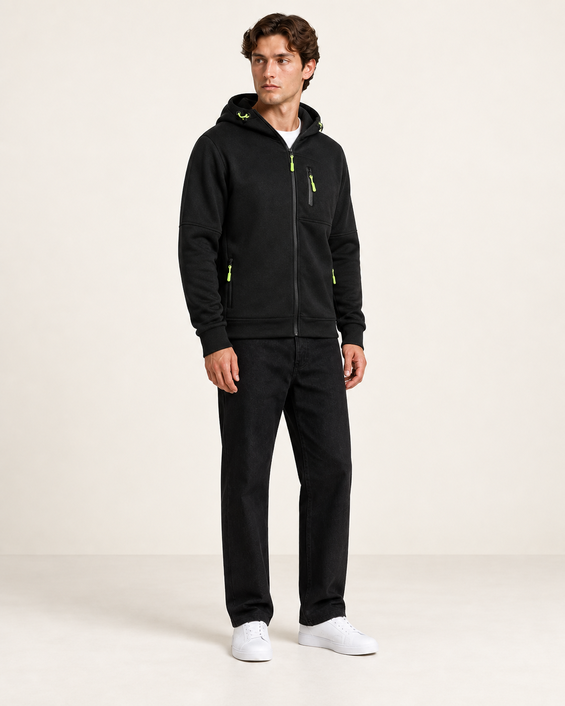 Sweat à capuche zippé Noir, vue trois-quarts, dans le studio IVAREE.