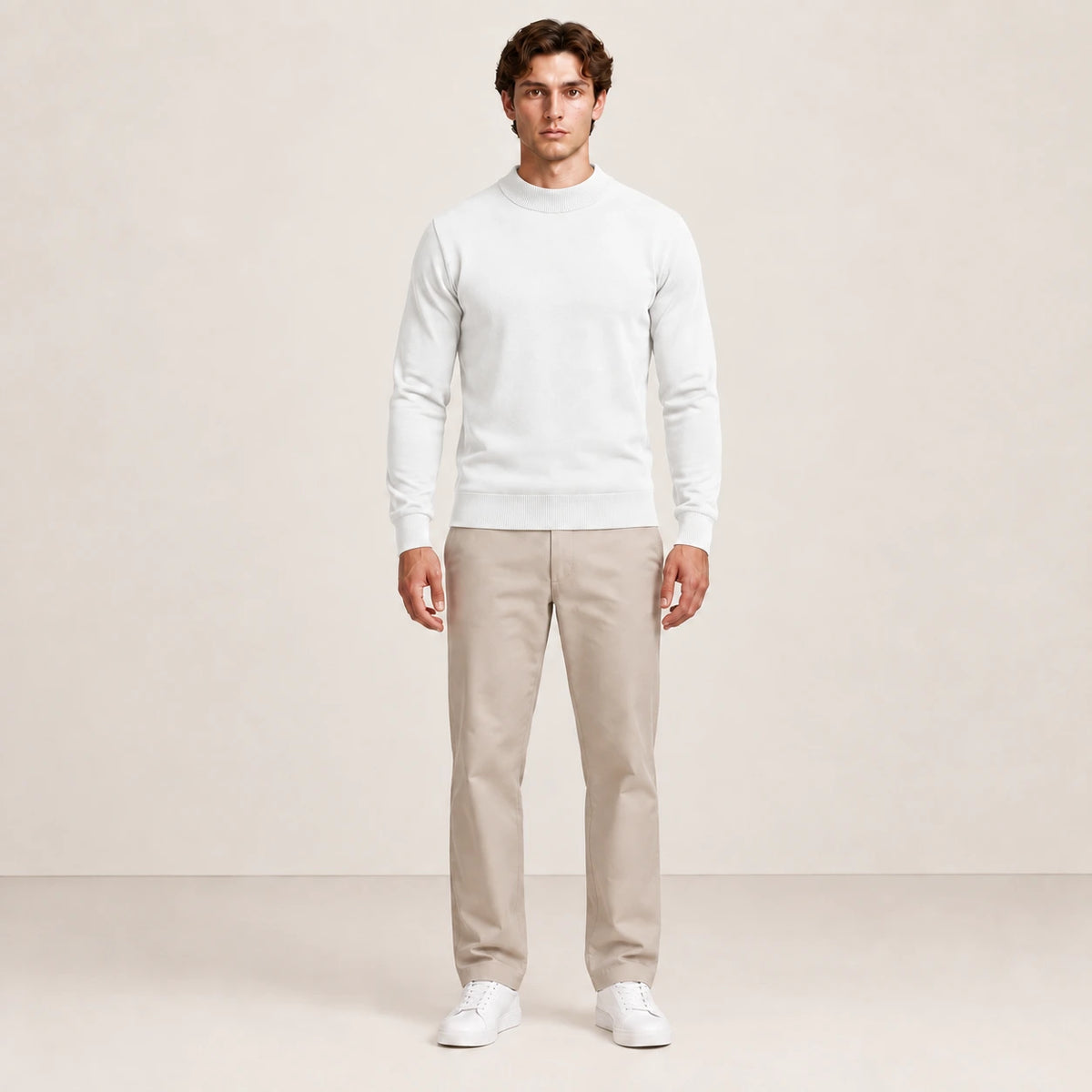 Homme portant le sweat en coton mélangé blanc, vue de face en studio