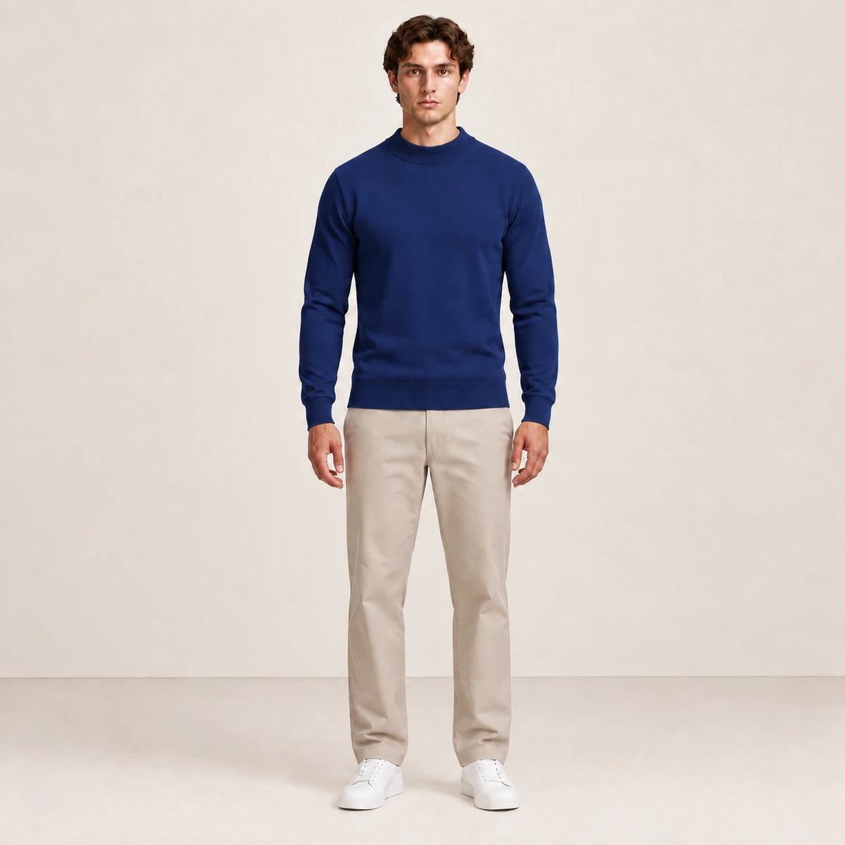 Homme portant le sweat en coton mélangé bleu, vue de face en studio