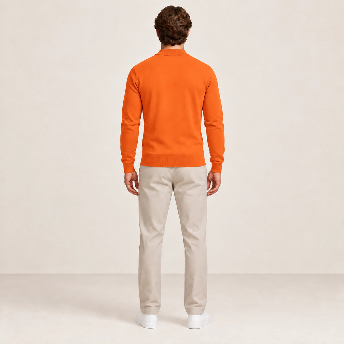 Sweat uni orange à col légèrement montant, porté de dos dans le studio IVAREE.