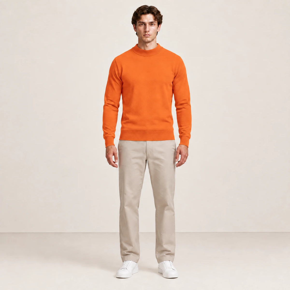 Homme portant le sweat en coton mélangé orange, vue de face en studio