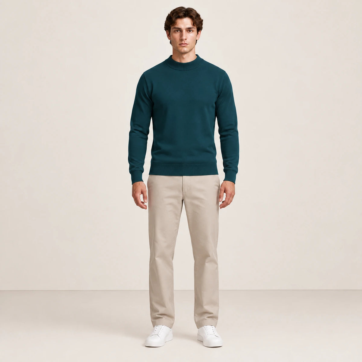 Homme portant le sweat en coton mélangé vert, vue de face en studio