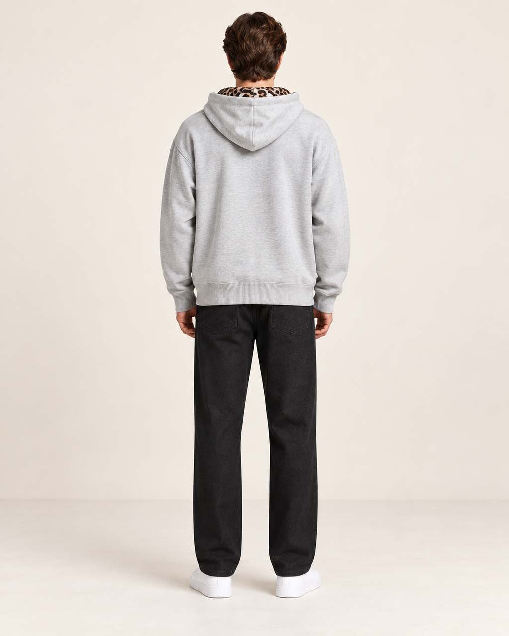 Sweat à capuche imprimé léopard Gris, vue dos, dans le studio IVAREE.