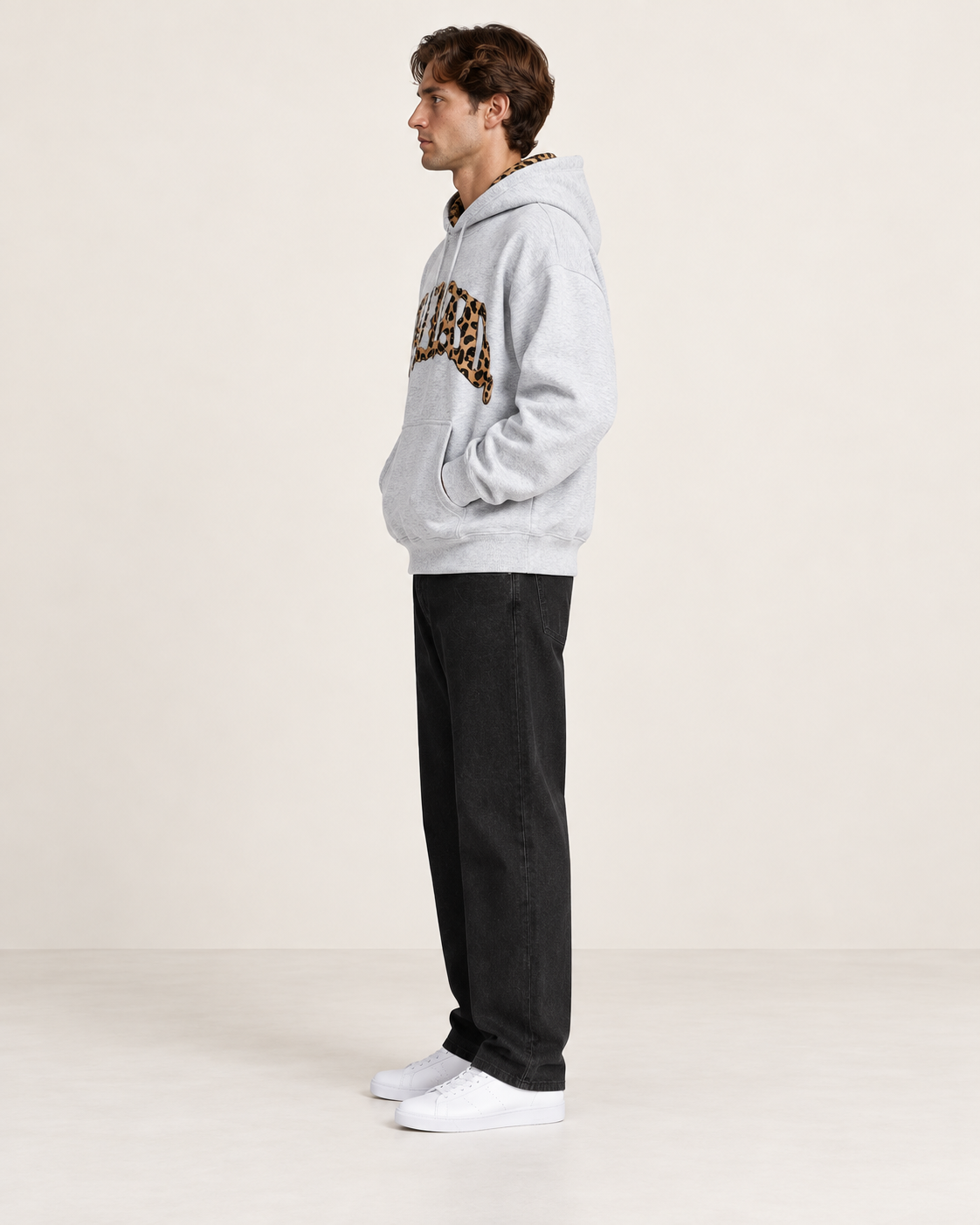 Sweat à capuche imprimé léopard Gris, vue profil, dans le studio IVAREE.