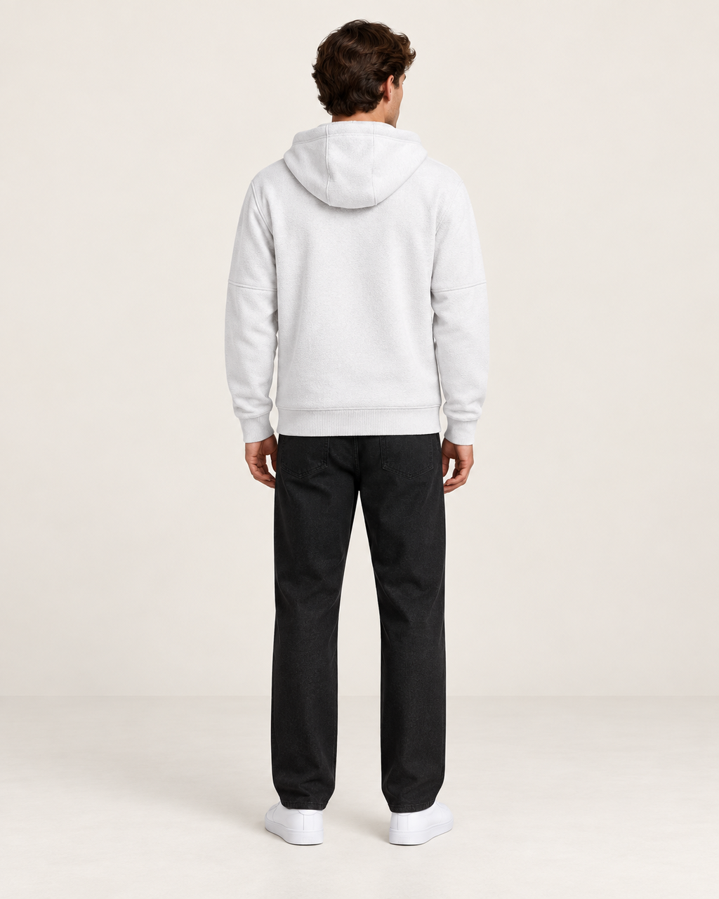 Sweat à capuche doublé polaire Blanc, vue dos, dans le studio IVAREE.