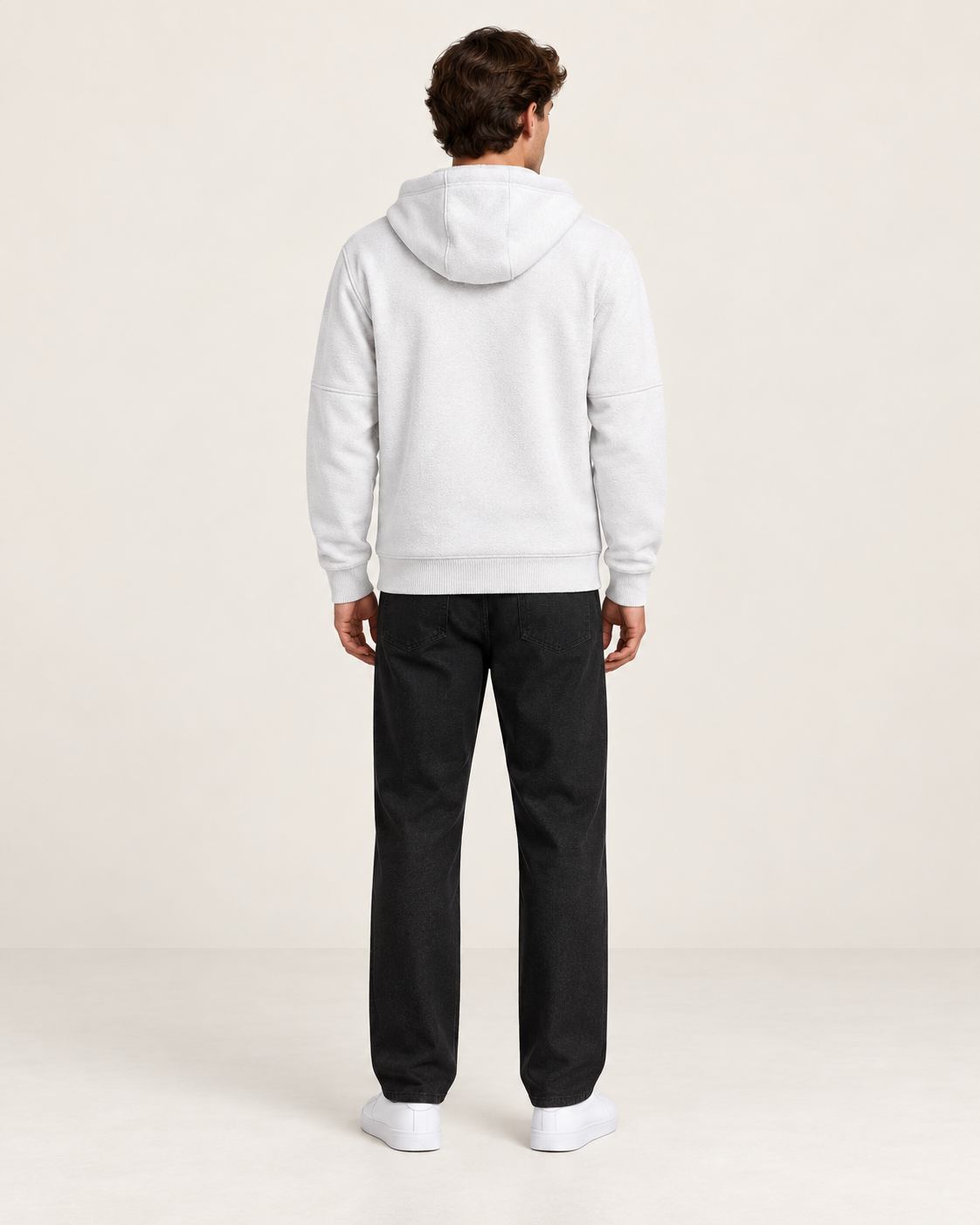 Sweat à capuche doublé polaire Blanc, vue dos, dans le studio IVAREE.