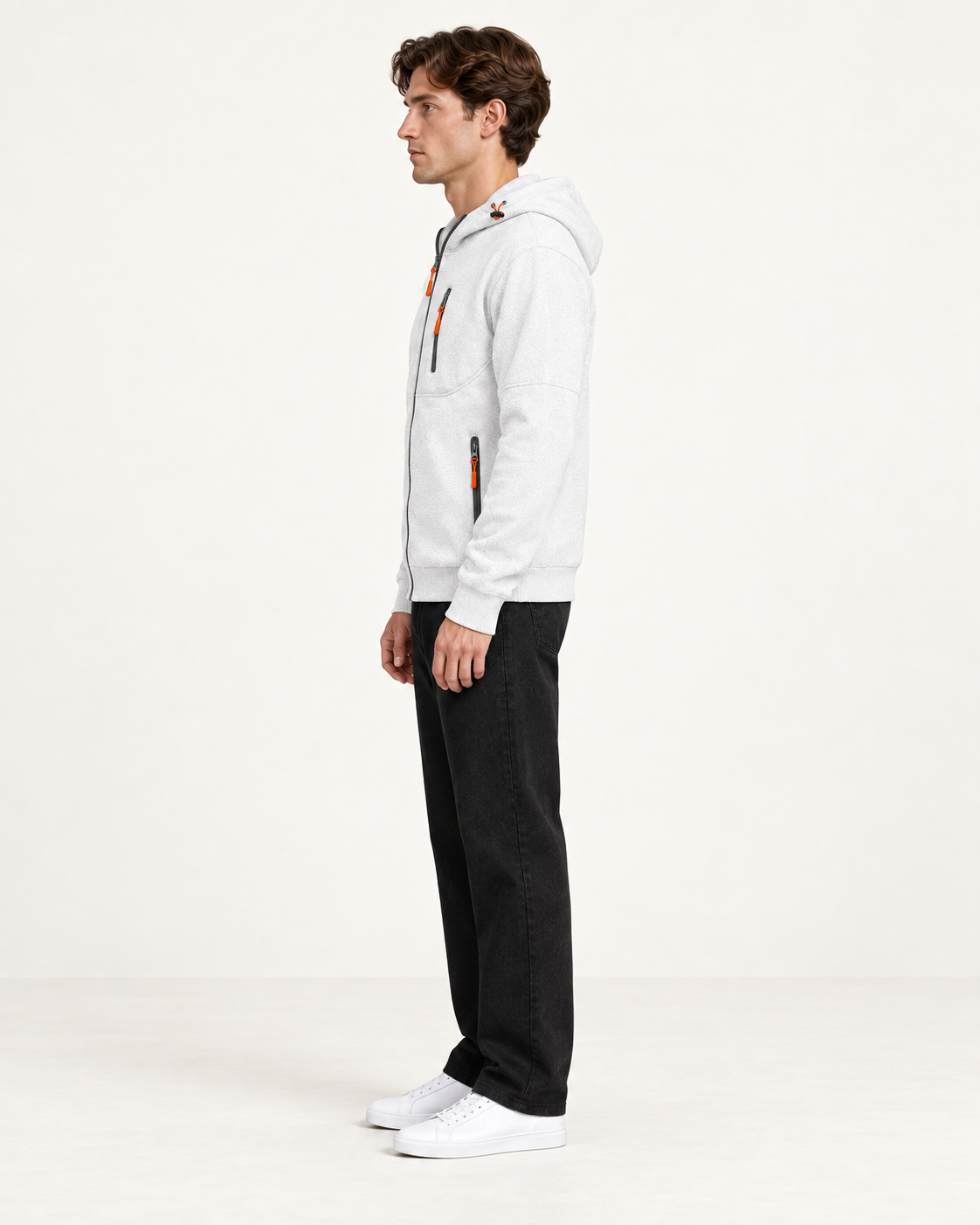 Sweat à capuche doublé polaire Blanc, vue profil, dans le studio IVAREE.