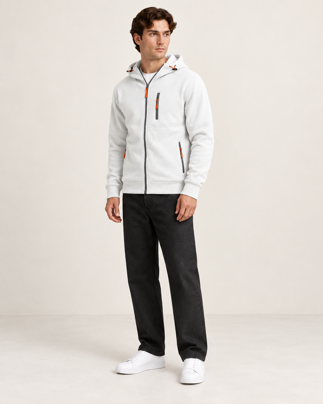 Sweat à capuche doublé polaire Blanc, vue trois-quarts, dans le studio IVAREE.