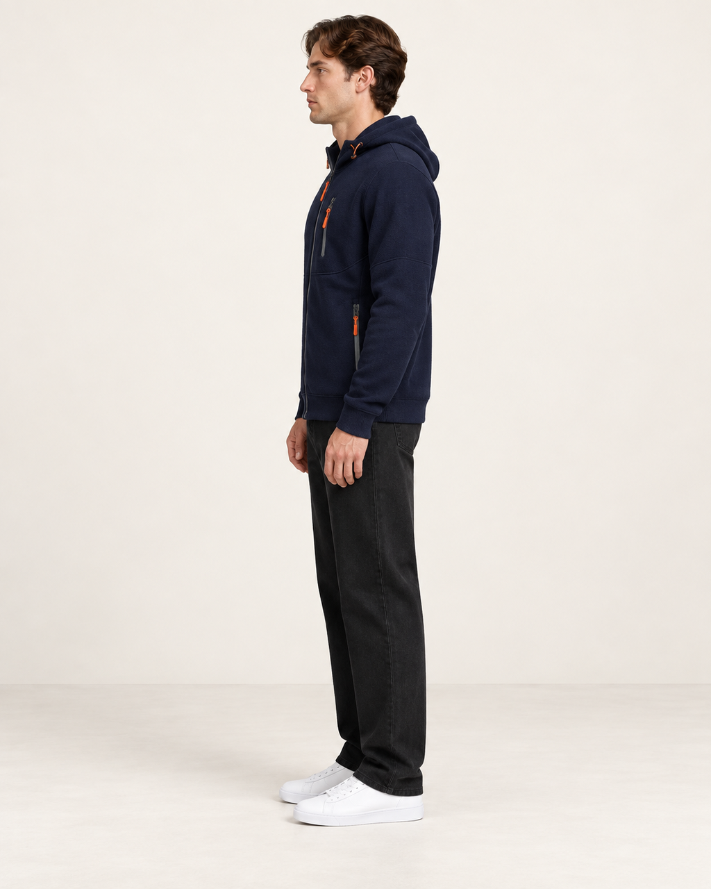 Sweat à capuche doublé polaire Bleu foncé, vue profil, dans le studio IVAREE.
