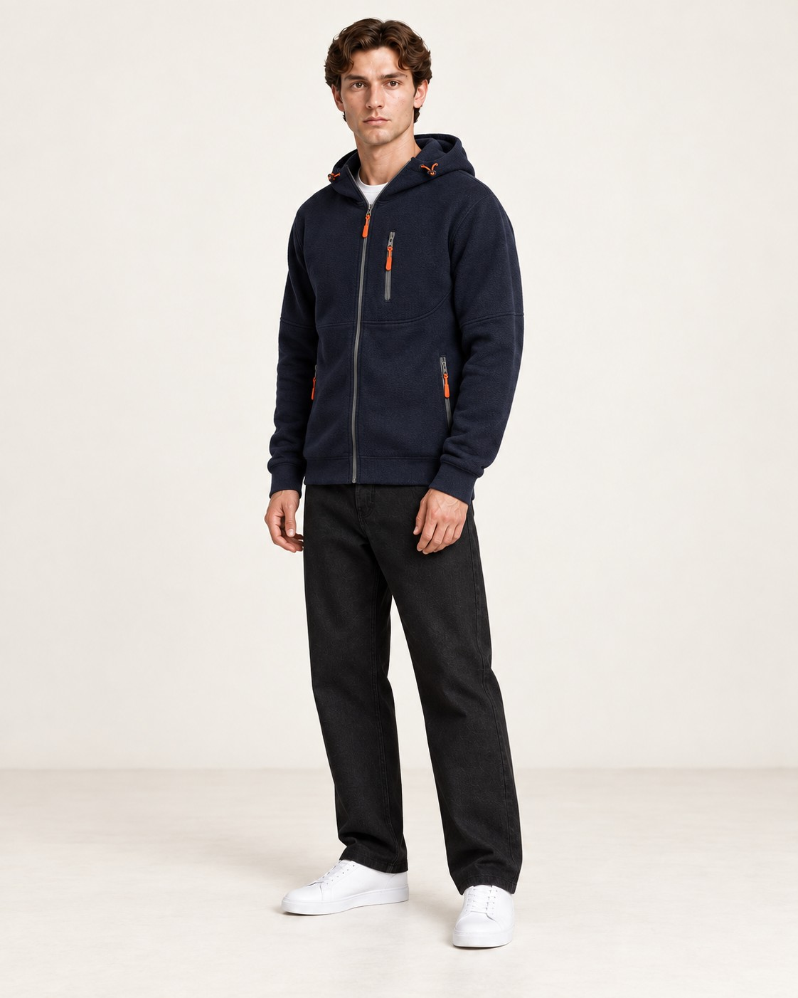 Sweat à capuche doublé polaire Bleu foncé, vue trois-quarts, dans le studio IVAREE.