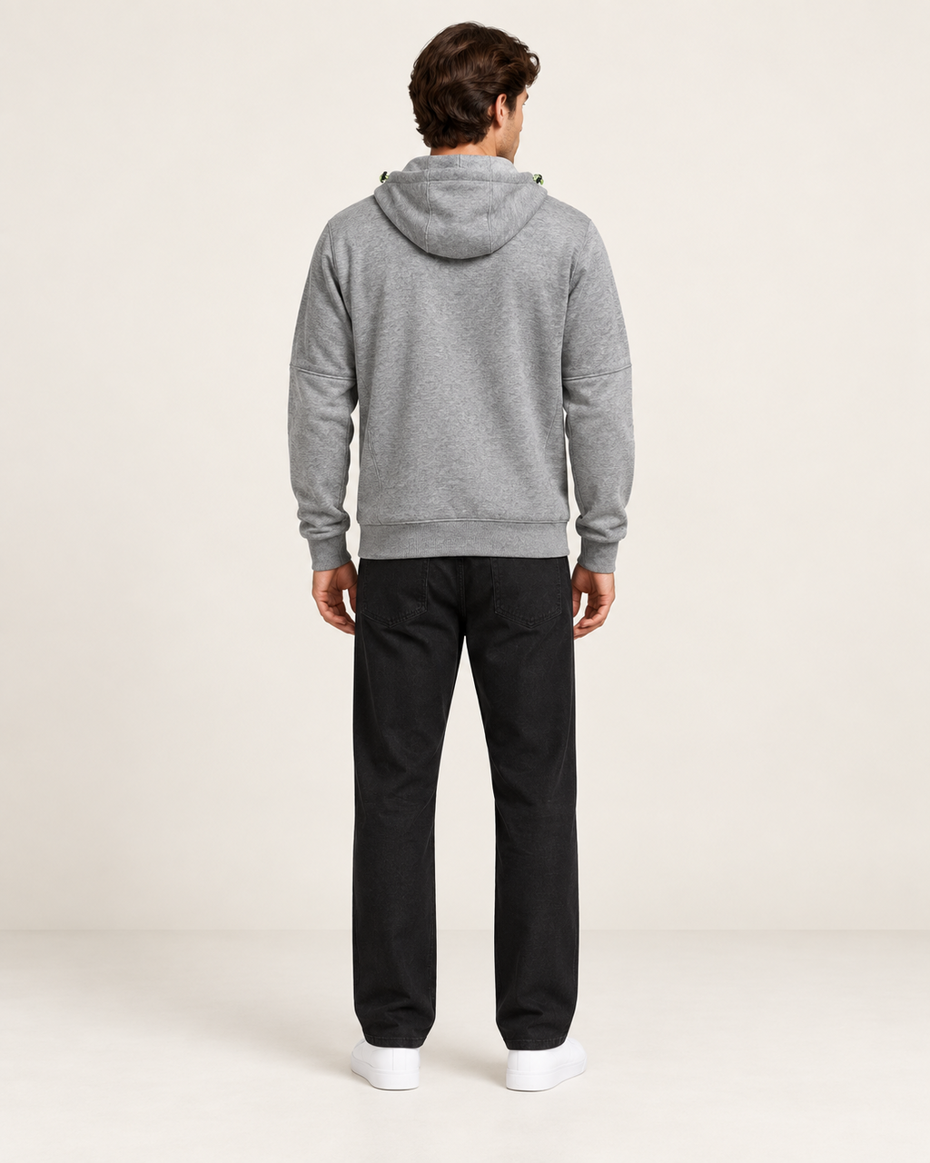 Sweat à capuche doublé polaire Gris, vue dos, dans le studio IVAREE.