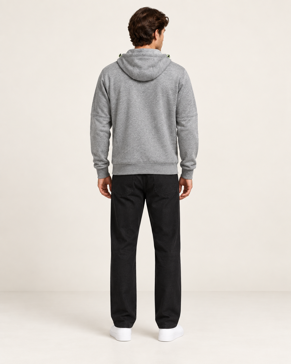 Sweat à capuche doublé polaire Gris, vue dos, dans le studio IVAREE.